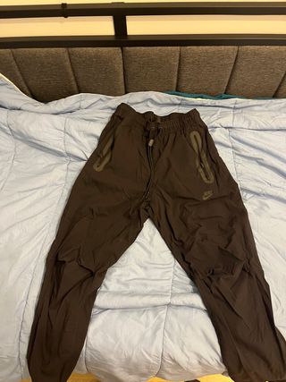 Pantalones Nike tech negros. Tela de chubasquero