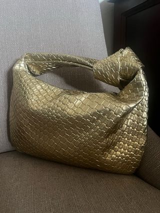 Bolso de mano dorado tejido