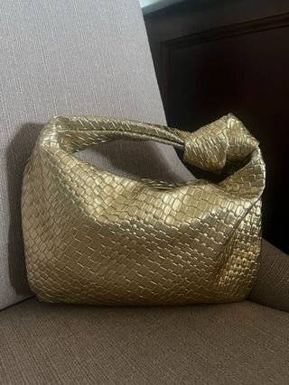 Bolso de mano dorado tejido