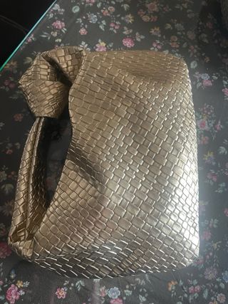 Bolso de mano dorado tejido