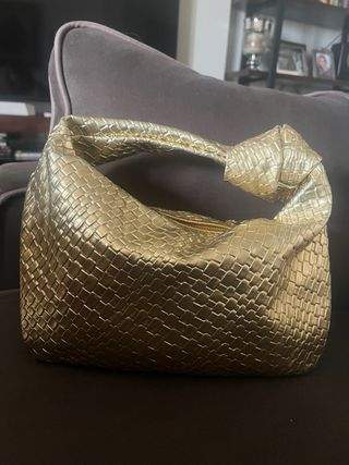 Bolso de mano dorado tejido