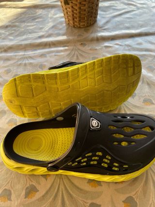 Zuecos de goma negros y amarillos