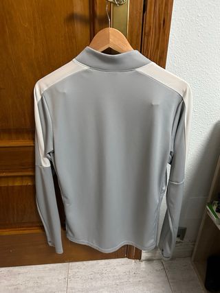 Sudadera deportiva Nike gris y blanca