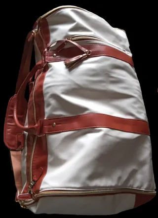 Bolsa de viaje y cojín cervical rojo