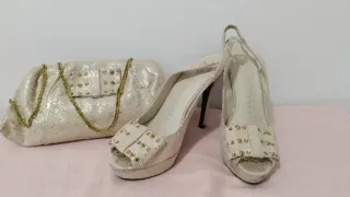 Zapatos y cartera dorados y blancos