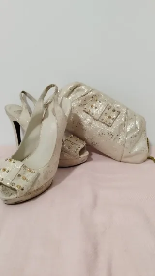 Zapatos y cartera dorados y blancos