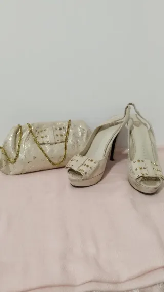 Zapatos y cartera dorados y blancos