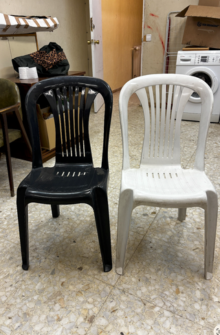 Sillas de plástico blancas y negras