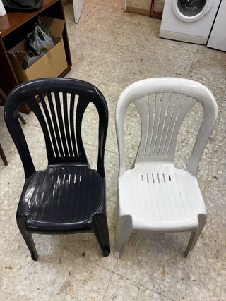 Sillas de plástico blancas y negras