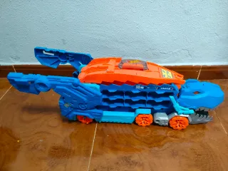 Camión Hot Wheels Tiburón Naranja y Azul