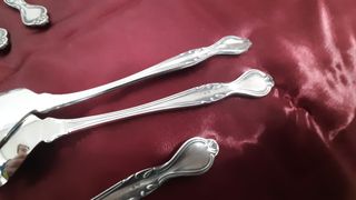 Set de cubiertos de metal plateado