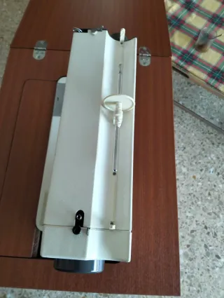 Máquina de coser con mueble
