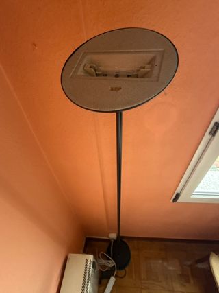 Lámpara de pie beige y negra