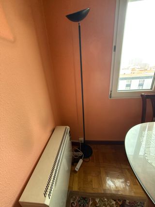 Lámpara de pie beige y negra