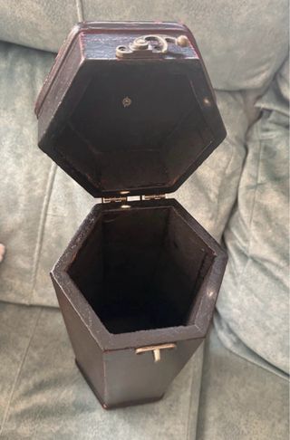 Botellero madera oscuro con detalles
