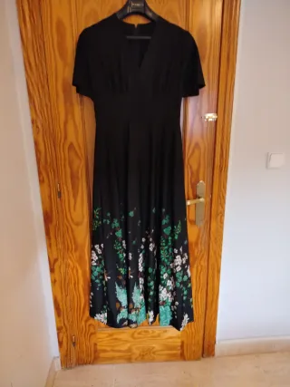 Vestido fiesta negro con flores verdes y blancas