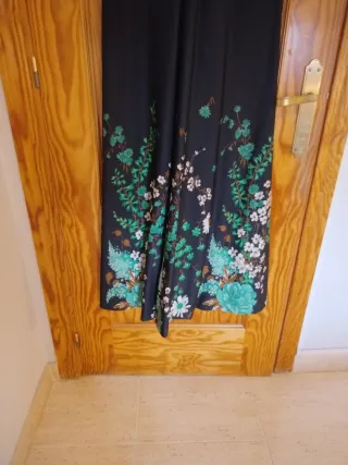 Vestido fiesta negro con flores verdes y blancas