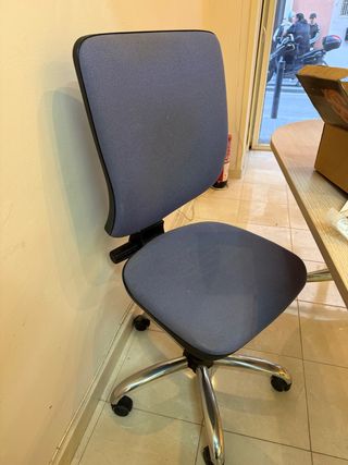 Silla de oficina azul y plateada