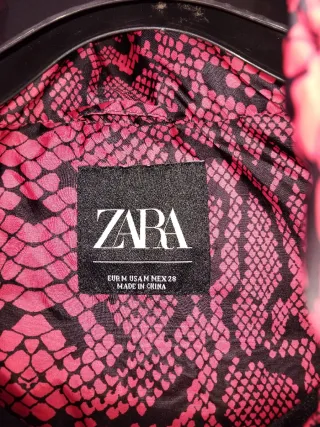 Cazadora Zara estampado serpiente