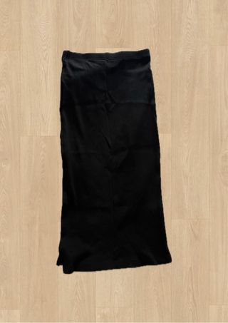 Falda negra elástica con una abertura a un lado