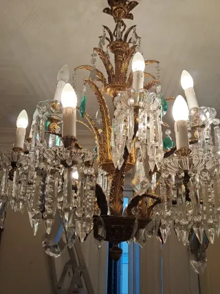 Lámpara de araña antigua dorada y cristal