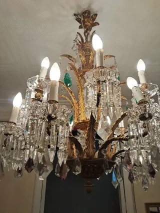 Lámpara de araña antigua dorada y cristal