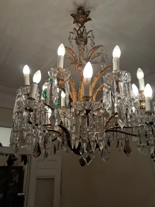 Lámpara de araña antigua dorada y cristal