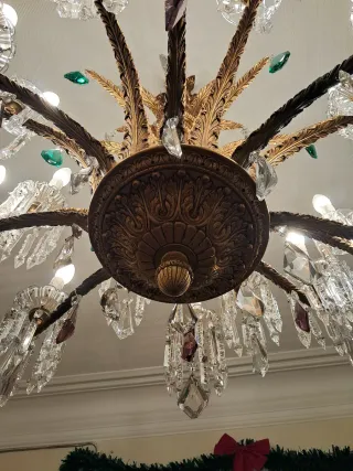 Lámpara de araña antigua dorada y cristal