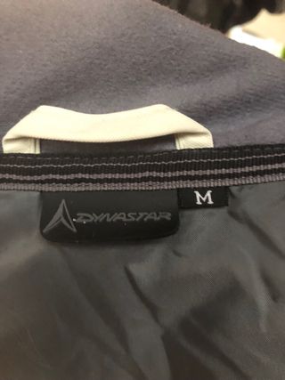 Anorak de esquí blanco y rojo