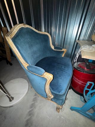 Butaca antigua restaurada azul y dorada