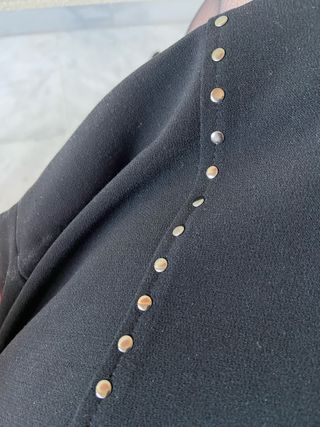 Vestido negro corto con tachuelas