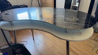 Tavolo da scrivania in vetro con ripiano