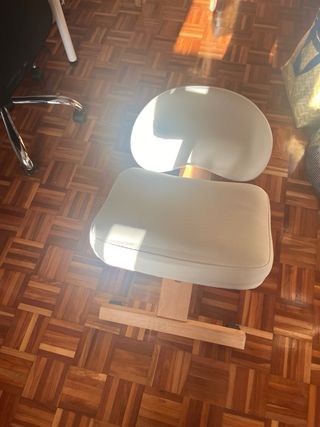 Silla ergonómica cuero blanco y madera