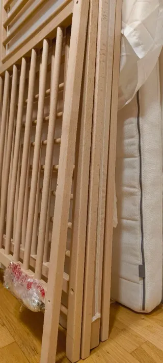 Cuna de madera con colchón y accesorios