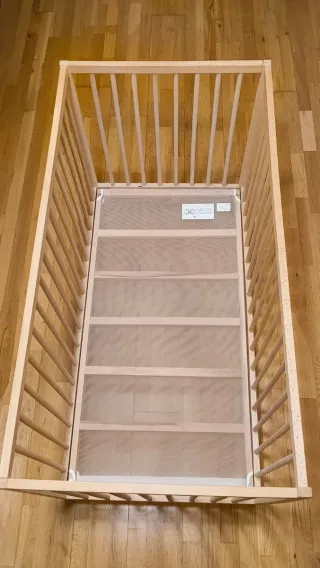 Cuna de madera con colchón y accesorios