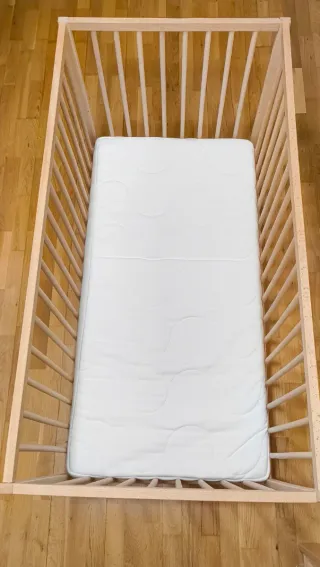 Cuna de madera con colchón y accesorios
