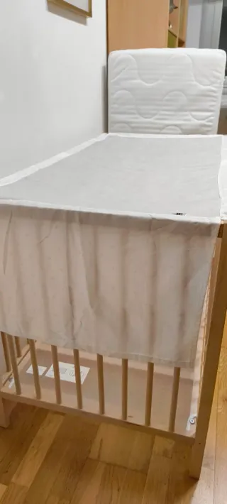 Cuna de madera con colchón y accesorios