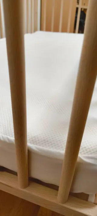 Cuna de madera con colchón y accesorios