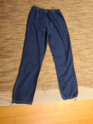 Pantalón vaquero oscuro