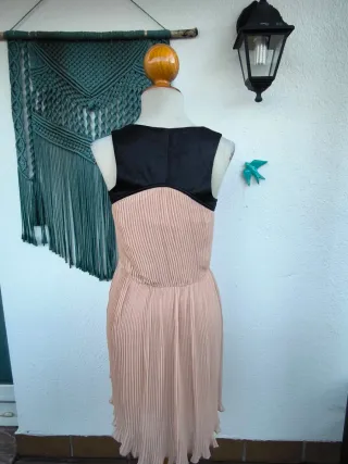 Vestido plisado beige y negro