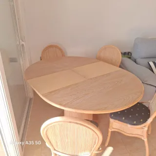 Mesa redonda madera y 6 sillas ratán