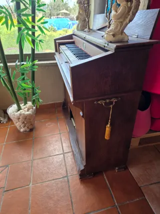 Piano antiguo de madera