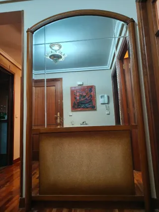 Mueble recibidor con espejo incorporado