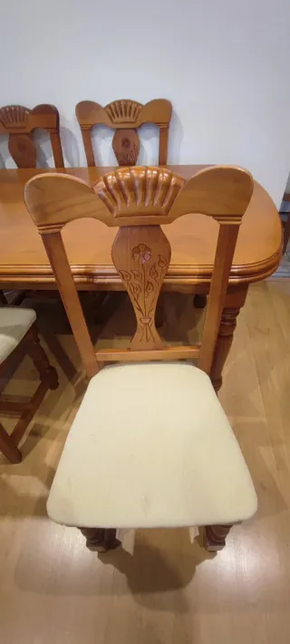 Mesa de comedor de madera y 6 sillas tapizadas.
