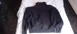 Sudadera negra con cremallera