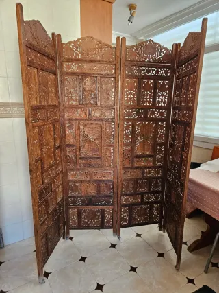 Biombo de madera tallada