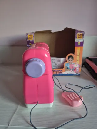 Máquina de coser de juguete rosa