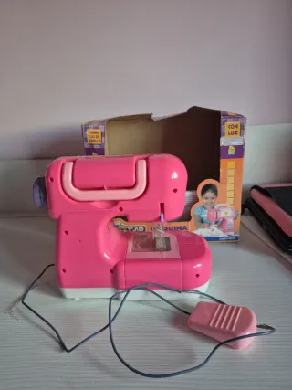 Máquina de coser de juguete rosa