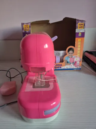 Máquina de coser de juguete rosa