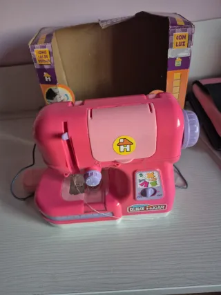 Máquina de coser de juguete rosa